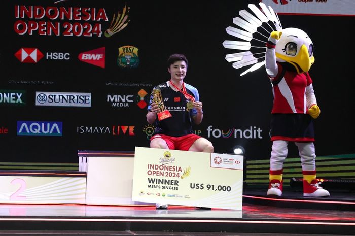 Pebulu tangkis tunggal putra China, Shi Yu Qi, di podium juara Indonesia Open 2024 di Istora Senayan, Jakarta, Minggu (9/6/2024).