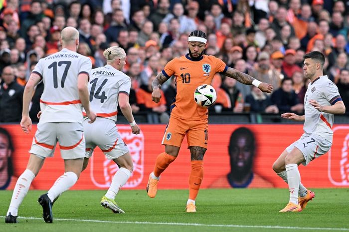 Memphis Depay beraksi untuk Timnas Belanda dalam laga uji coba melawan Islandia di Stadion De Kuip, Selasa (11/6/2024) dini hari WIB.