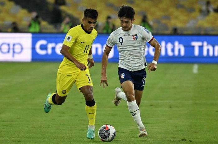 Safawi Rasid (Kiri) dari Malaysia berlari dengan bola melewati pemain Taiwan Yu Yao-hsing selama pertandingan Kualifikasi Piala Dunia 2026 antara Malaysia Vs Taiwan di Stadion Nasional Bukit Jalil, Kuala Lumpur pada Selasa 11 Juni 2024.