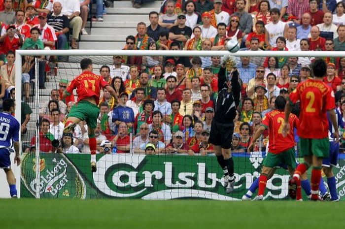 Cristiano Ronaldo (17) mencetak gol pertamanya buat Portugal di laga pertama EURO 2004 melawan Yunani, 12 Juni 2004 di Oporto.