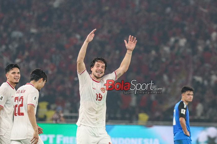 Thom Haye sedang melakukan selebrasi seusai mencetak gol dalam laga keenam babak penyisihan grup F Kualifikasi Piala Dunia 2026 antara timnas Indonesia versus timnas Filipina di Stadion Utama Gelora Bung Karno, Senayan, Jakarta, Selasa (11/6/2024).