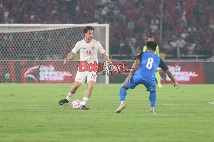 Rumput SUGBK, Jakarta dikritik habis-habisan dari Shin Tae-yong hingga pemain timnas Indoensia karena kondisinya yang memprihatinkan. Bahkan lutut Thom Haye jadi korban karena rumputnya buruk