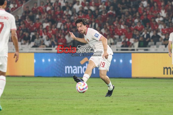 Thom Haye (kanan) sedang menendang bola dalam laga keenam babak penyisihan grup F Kualifikasi Piala Dunia 2026 antara timnas Indonesia versus timnas Filipina di Stadion Utama Gelora Bung Karno, Senayan, Jakarta, Selasa (11/6/2024).