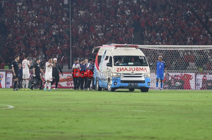 Mobil ambulance sempat masuk dalam laga keenam babak penyisihan grup F Kualifikasi Piala Dunia 2026 antara timnas Indonesia versus timnas Filipina di Stadion Utama Gelora Bung Karno, Senayan, Jakarta, Selasa (11/6/2024).