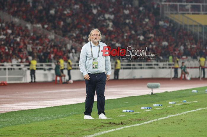 Pelatih timnas Filipina, Tom Saintfiet, sedang memantau para pemainnya bertanding di Stadion Utama Gelora Bung Karno, Senayan, Jakarta, Selasa (11/6/2024).