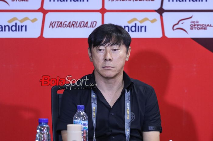 Pelatih timnas Indonesia, Shin Tae-yong, saat hadir dalam sesi jumpa pers di Stadion Utama Gelora Bung Karno, Senayan, Jakarta, Selasa (11/6/2024).