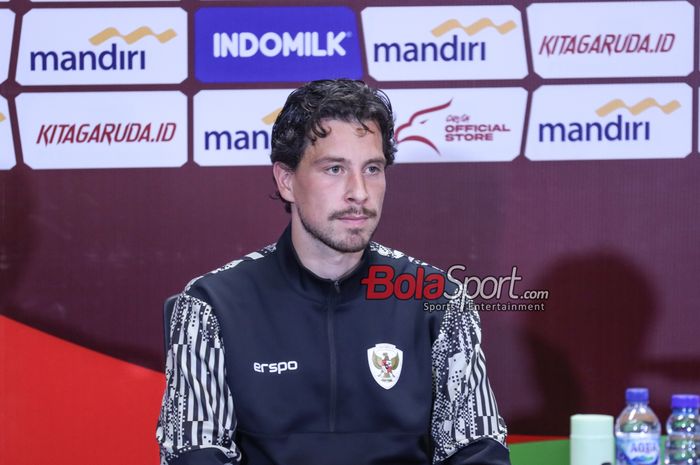 Pemain timnas Indonesia, Thom Haye, sedang memberikan keterangan kepada awak media di Stadion Utama Gelora Bung Karno, Senayan, Jakarta, Selasa (11/6/2024).