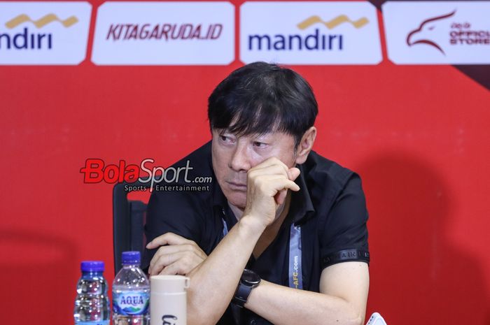 Pelatih timnas Indonesia, Shin Tae-yong, saat hadir dalam sesi jumpa pers di Stadion Utama Gelora Bung Karno, Senayan, Jakarta, Selasa (11/6/2024).