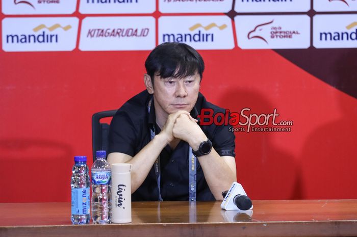 Pelatih timnas Indonesia, Shin Tae-yong, saat hadir dalam sesi jumpa pers di Stadion Utama Gelora Bung Karno, Senayan, Jakarta, Selasa (11/6/2024).