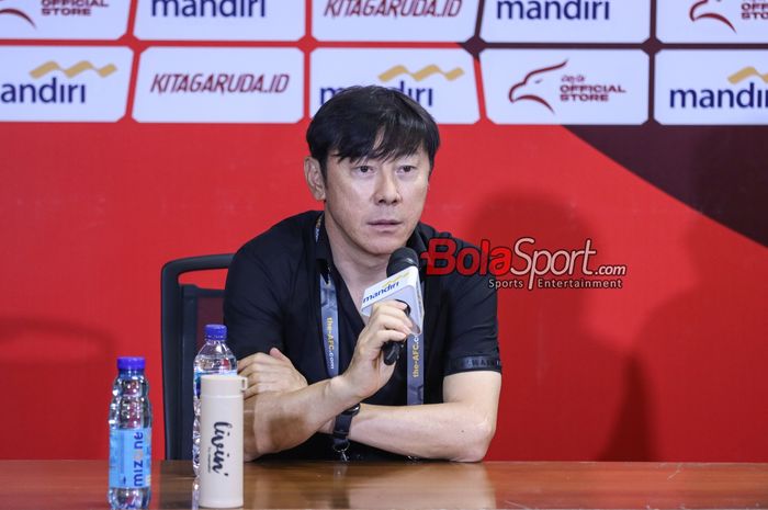 Pelatih timnas Indonesia, Shin Tae-yong, saat hadir dalam sesi jumpa pers di Stadion Utama Gelora Bung Karno, Senayan, Jakarta, Selasa (11/6/2024).