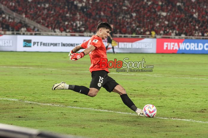 Kiper timnas Filipina, Kevin Mendoza, saat akan menendang bola di Stadion Utama Gelora Bung Karno, Senayan, Jakarta, Selasa (11/6/2024).