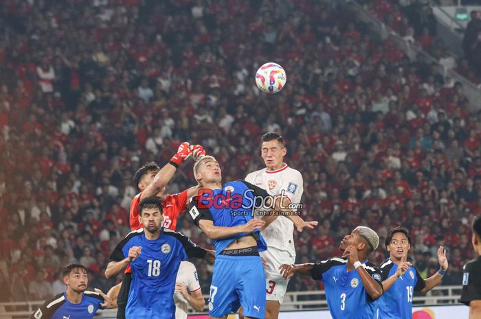 Jay Idzes (jersei putih) sedang berduel udara menyundul bola dalam laga keenam babak penyisihan grup F Kualifikasi Piala Dunia 2026 antara timnas Indonesia versus timnas Filipina di Stadion Utama Gelora Bung Karno, Senayan, Jakarta, Selasa (11/6/2024).