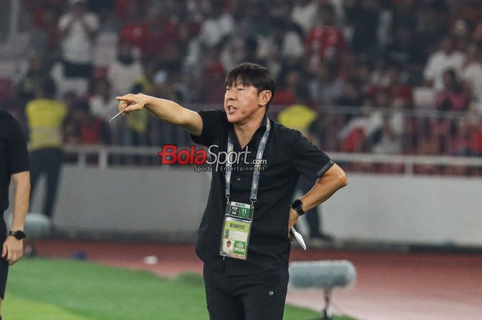 Pelatih timnas Indonesia, Shin Tae-yong, sedang memantau para pemainnya bertanding di Stadion Utama Gelora Bung Karno, Senayan, Jakarta, Selasa (11/6/2024).