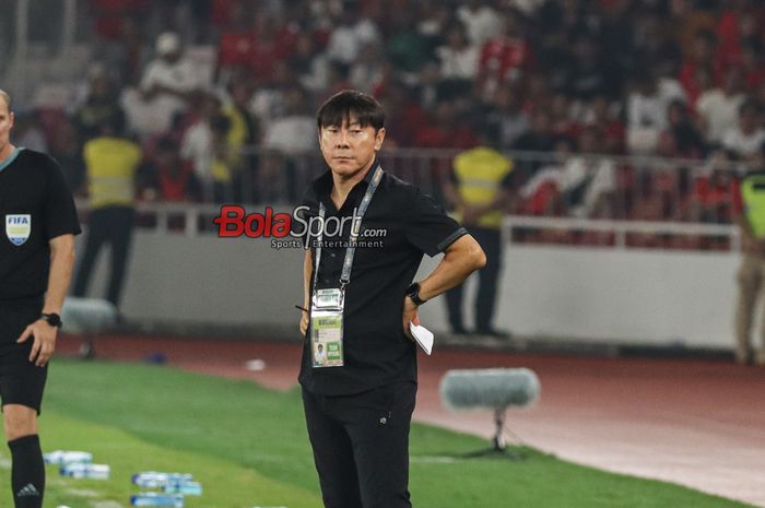 Pelatih timnas Indonesia, Shin Tae-yong, sedang memantau para pemainnya bertanding di Stadion Utama Gelora Bung Karno, Senayan, Jakarta, Selasa (11/6/2024).