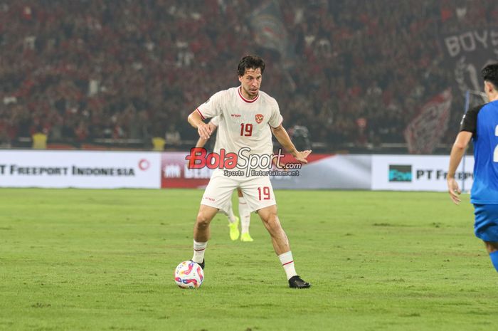 Thom Haye sedang menguasai bola dalam laga keenam babak penyisihan grup F Kualifikasi Piala Dunia 2026 antara timnas Indonesia versus timnas Filipina di Stadion Utama Gelora Bung Karno, Senayan, Jakarta, Selasa (11/6/2024).