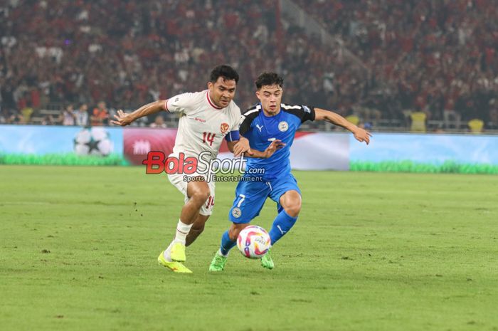 Asnawi Mangkualam Bahar (kiri) sedang berduel dengan Dylan Demuynck (kanan) dalam laga keenam babak penyisihan grup F Kualifikasi Piala Dunia 2026 antara timnas Indonesia versus timnas Filipina di Stadion Utama Gelora Bung Karno, Senayan, Jakarta, Selasa (11/6/2024).