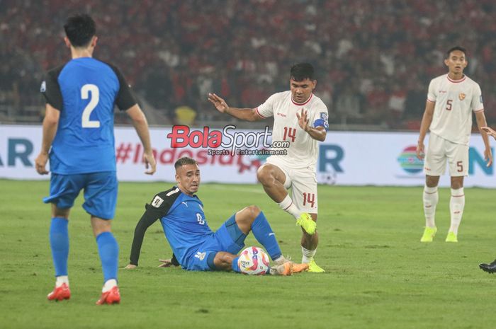 Asnawi Mangkualam Bahar (kanan) sedang merebut bola dengan Patrick Reichelt (kiri) dalam laga keenam babak penyisihan grup F Kualifikasi Piala Dunia 2026 antara timnas Indonesia versus timnas Filipina di Stadion Utama Gelora Bung Karno, Senayan, Jakarta, Selasa (11/6/2024).