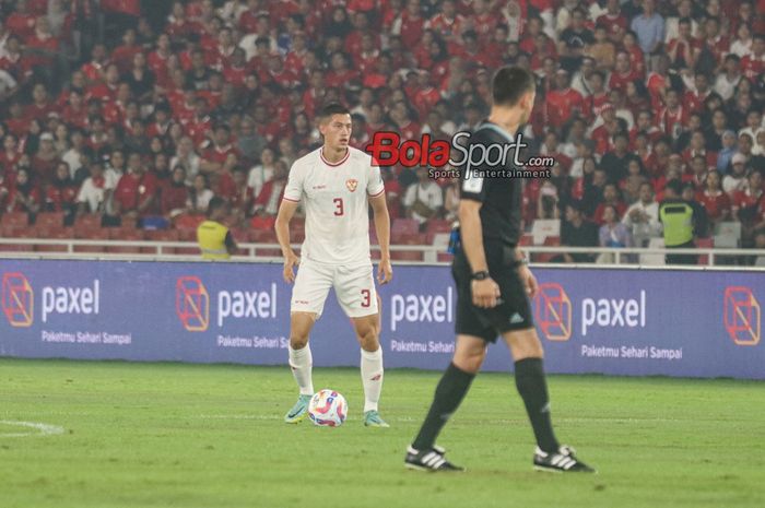 Jay Idzes sedang menguasai bola dalam laga keenam babak penyisihan grup F Kualifikasi Piala Dunia 2026 antara timnas Indonesia versus timnas Filipina di Stadion Utama Gelora Bung Karno, Senayan, Jakarta, Selasa (11/6/2024).