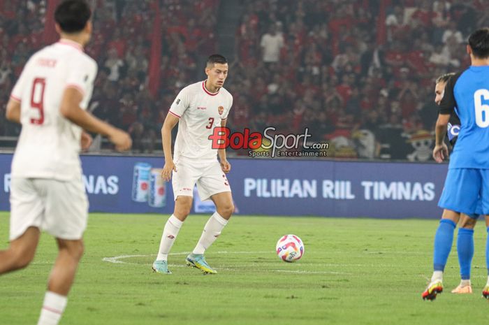 Jay Idzes sedang menguasai bola dalam laga keenam babak penyisihan grup F Kualifikasi Piala Dunia 2026 antara timnas Indonesia versus timnas Filipina di Stadion Utama Gelora Bung Karno, Senayan, Jakarta, Selasa (11/6/2024).