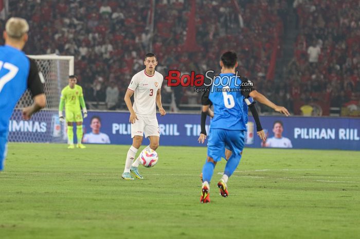 Jay Idzes sedang menguasai bola dalam laga keenam babak penyisihan grup F Kualifikasi Piala Dunia 2026 antara timnas Indonesia versus timnas Filipina di Stadion Utama Gelora Bung Karno, Senayan, Jakarta, Selasa (11/6/2024).