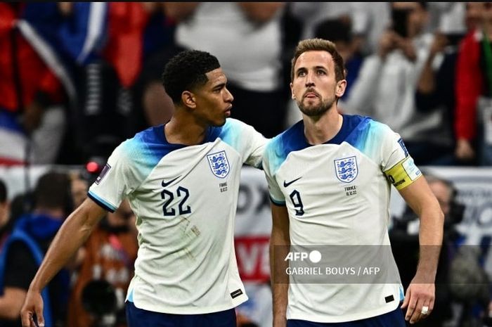 Jude Bellingham (kiri) dan Harry Kane saat membela timnas Inggris. Bellingham dan Kane menjadi anomali dalam kontingen The Three Lions di Euro 2024 yang membela klub luar Liga Inggris.