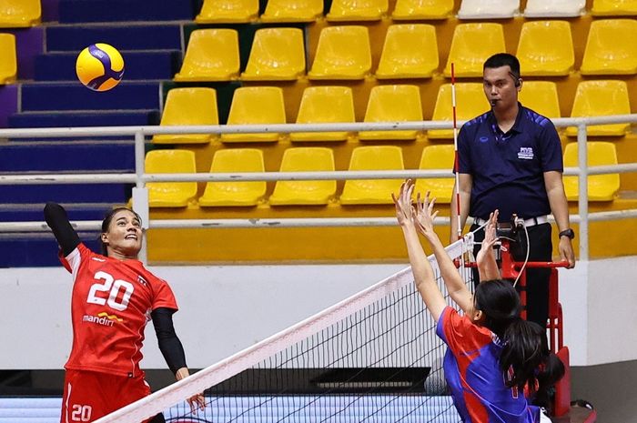 Outside hitter timnas voli putri U18 Indonesia, Junaida Santi, melepaskan spike keras saat menghadapi Malaysia pada Princess Cup, Selasa (11/6/2024)