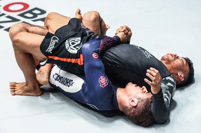 Juara kelas terbang submission grappling ONE Championship, Mikey Musumeci, mengalahkan Gabriel Sousa di ONE 167 (8/6/2024).