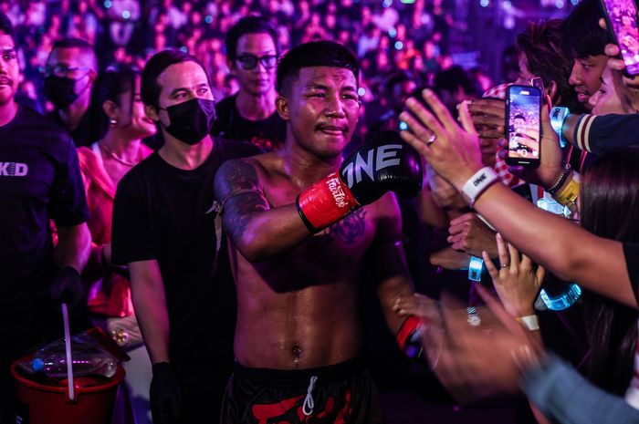 Rodtang Jitmuangnon usai meraih kemenangan atas Denis Puric di ONE 167, Sabtu (8/6/2024) di Bangkok.