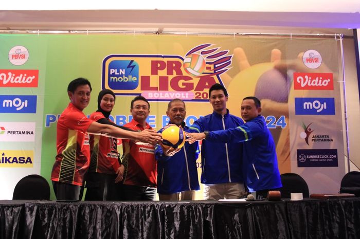 Pemain serta ofisial tim putri Jakarta Pertamina Enduro dan tim putra Jakarta Pertamina Pertamax berpose dalam konferensi pers jelang pekan keenam Proliga 2024 di GOR Ken Arok, Malang, Jawa Timur, 12 Juni 2024.