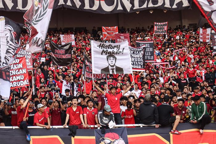 Ekspresi suporter Timnas Indonesia dalam laga Kualifikasi Piala Dunia 2026 melawan Filipina, Selasa (11/6/2024) di Stadion Utama Gelora Bung Karno, Senayan, Jakarta. 