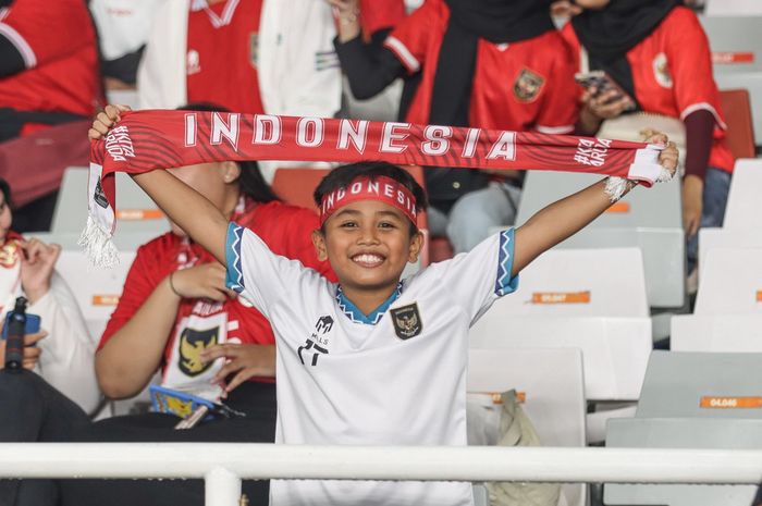 Ekspresi suporter Timnas Indonesia dalam laga Kualifikasi Piala Dunia 2026 melawan Filipina, Selasa (11/6/2024) di Stadion Utama Gelora Bung Karno, Senayan, Jakarta. 