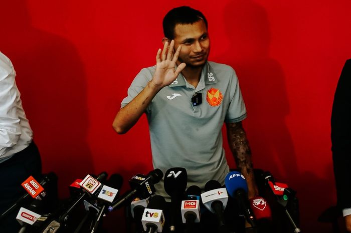 Penyerang timnas Malaysia sekaligus Selangor FC, Faisal Halim tampil di hadapan media untuk pertama kalinya sejak mendapat serangan air keras, pada Kamis (13/6/2024).