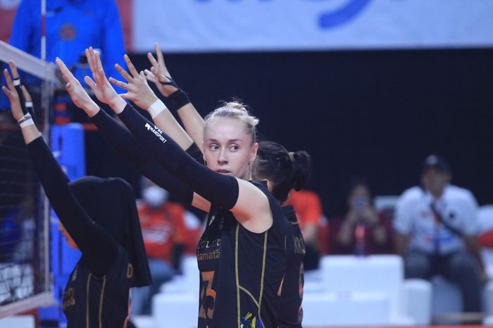 Outside hitter asing Bandung bjb Tandamat, Vera Kastsiuchyk, bersiap untuk bola servis dari timnya dalam pertandingan menghadapi Jakarta BIN pada putaran kedua Proliga di Malang, Jawa Timur, 13 Juni 2024. 