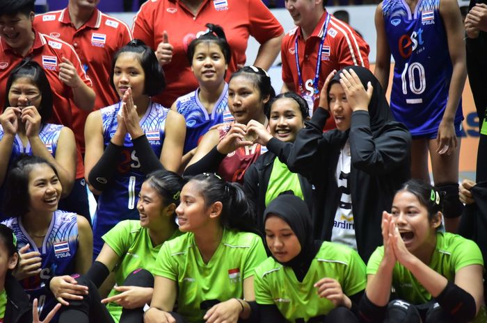 Tim bola voli putri Indonesia berpose dengan Thailand setelah kalah 3-1 pada final Princess Cup 2024, Kamis (13/6/2024).