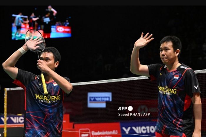 Pasangan ganda putra Indonesia, Mohammad Ahsan/Hendra Setiawan setelah memastikan kemenangan pada semifinal Australian Open 2024 di Quaycentre, Sydney Olympic Park, Australia, Sabtu (15/6/2024).