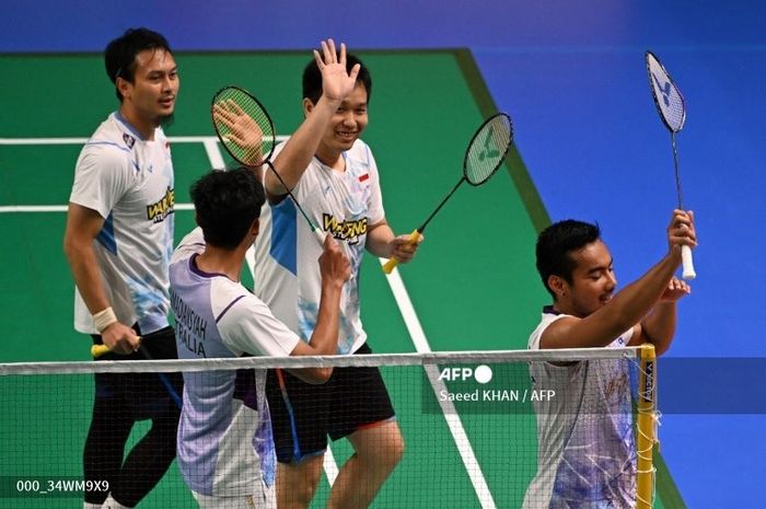 Pasangan ganda putra Indonesia, Mohammad Ahsan/Hendra Setiawan setelah laga melawan wakil Australia, Pramudya Kusumawardana/Andika Ramadiansyah pada perempat final Australian Open 2024