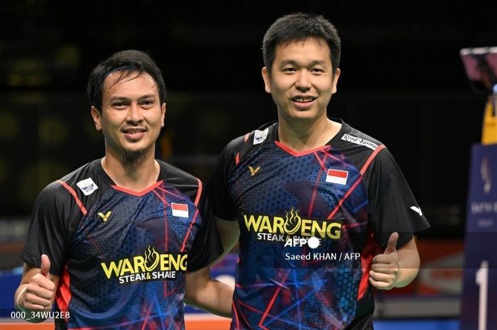 Pasangan ganda putra Indonesia, Mohammad Ahsan/Hendra Setiawan setelah memastikan kemenangan pada semifinal Australian Open 2024 di Quaycentre, Sydney Olympic Park, Australia, Sabtu (15/6/2024).