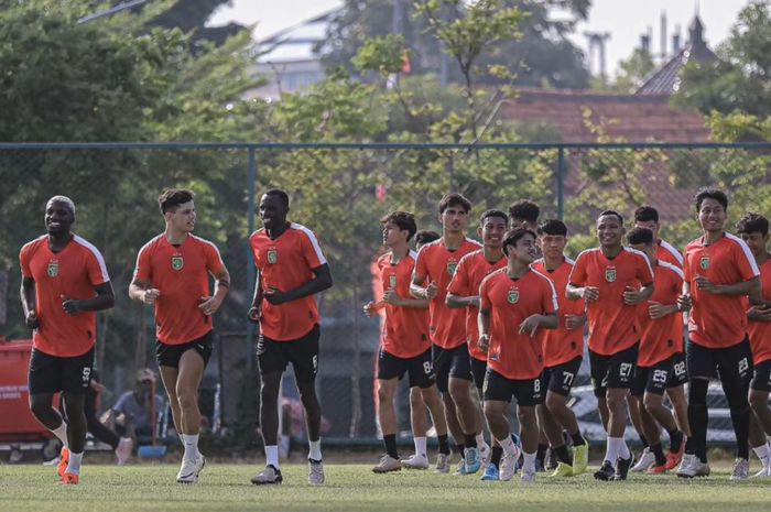 Para pemain Persebaya Surabaya menjalani latihan perdana di Lapangan Thor, Surabaya, Sabtu (15/6/2024).