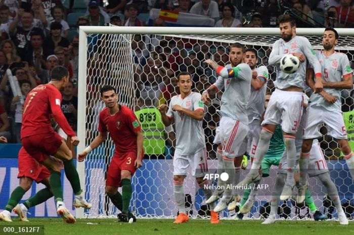 Cristiano Ronaldo mencetak gol ketiganya saat membawa Portugal menahan Spanyol 3-3 di Piala Dunia 2018, 15 Juni 2018 di Sochi.