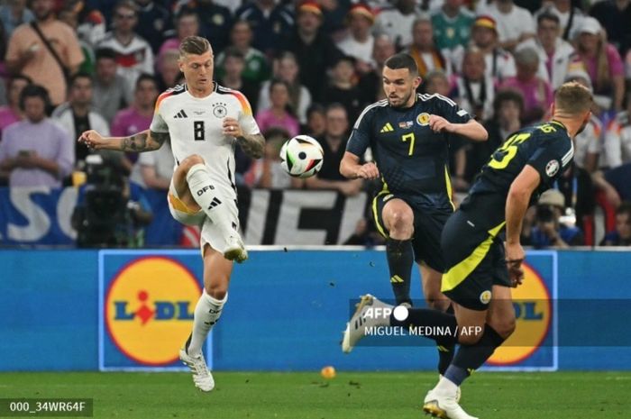 Gelandang Timnas Jerman, Toni Kroos, beraksi dalam laga melawan Skotlandia di EURO 2024, Jumat (14/6/2024) di Muenchen. 