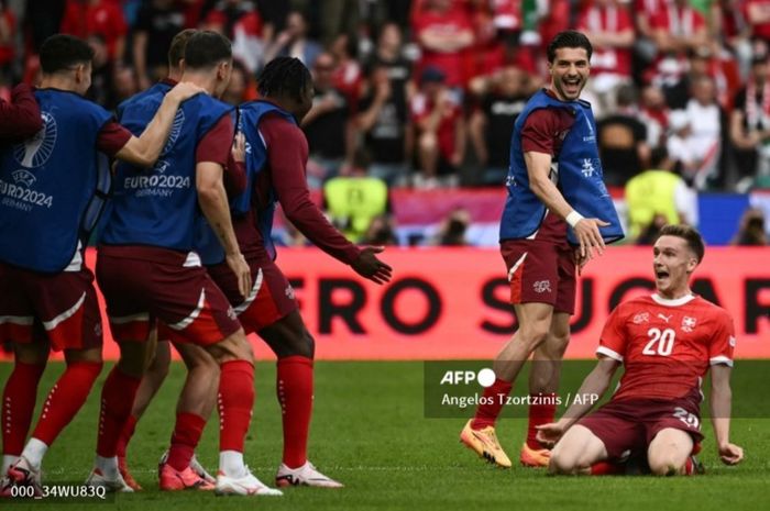 Gelandang Swiss yang bermain untuk Bologna, Michel Aebischer, merayakan golnya ke gawang Hongaria dalam laga Grup A EURO 2024, Sabtu (15/6/2024) di Cologne.