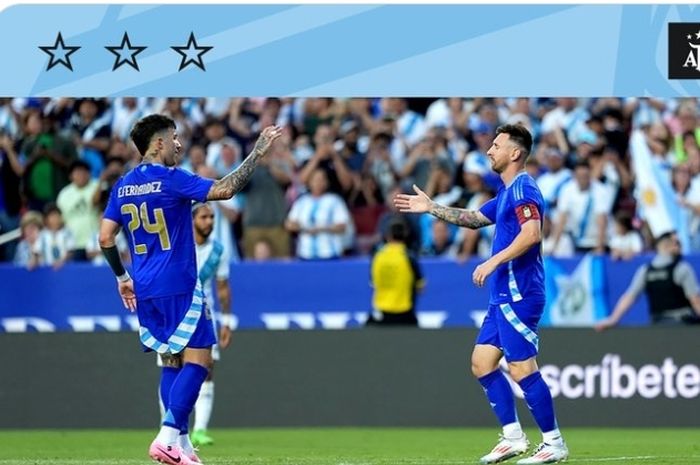 Aksi Lionel Messi (kanan) dan Nicolas Otamendi (kiri) pada laga persahabatan antara timnas Guatemala dan timnas Argentina di Stadion FedExField, Jumat (14/6/2024).