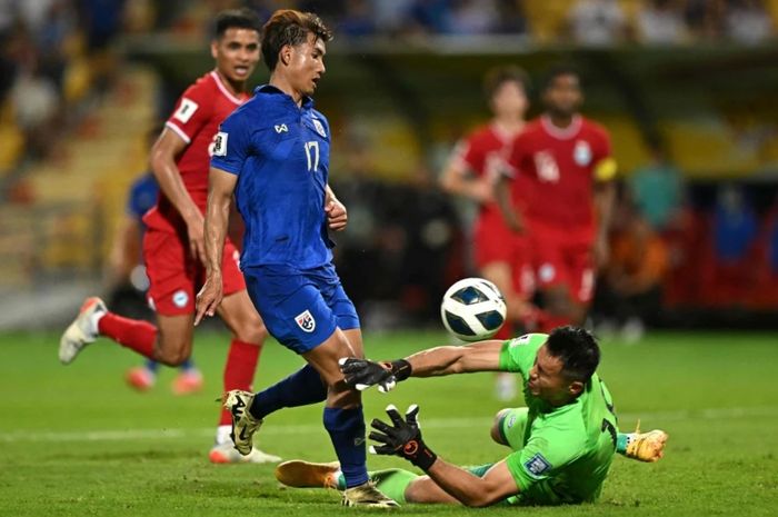 Kiper Timnas Singapura, Hassan Sunny, membuat upaya penyelamatan saat menghadapi Timnas Thailand di laga terakhir Grup C Kualifikasi Piala Dunia 2026.