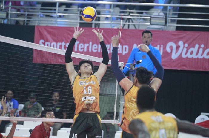 Aksi setter Jakarta Bhayangkara Presisi, Alfin Daniel Pratama, dalam lanjutan pekan keenam Proliga 2024, Sabtu (15/6/2024)