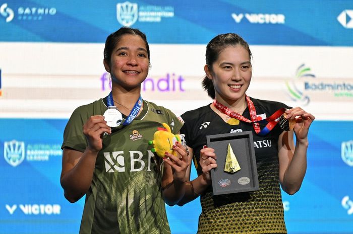 Pebulu tangkis tunggal putri Indonesia, Ester Nurumi Tri Wardoyo, berpose di podium bersama juara Australian Open 2024, Aya Ohori (Jepang) di Sydney Olympic Park, Australia, Minggu (16/6/2024).