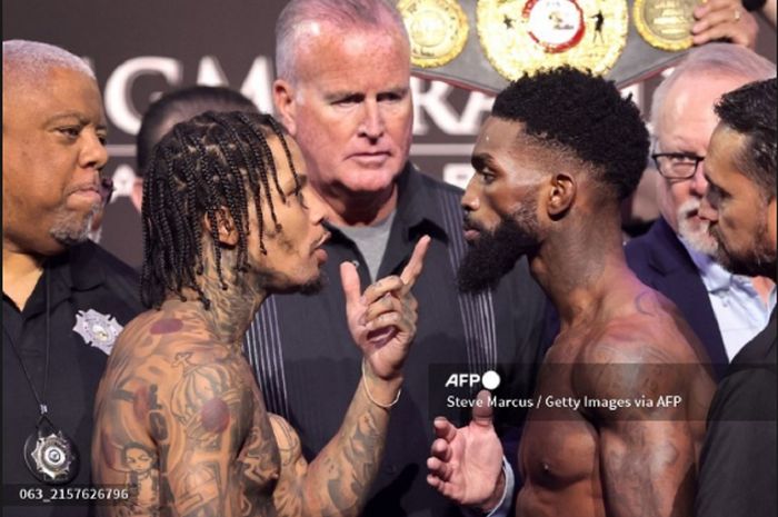 Petinju Amerika Serikat, Gervonta Davis (kiri) kalahkan musuhnya Si Hantu, Frank Martin (kanan).