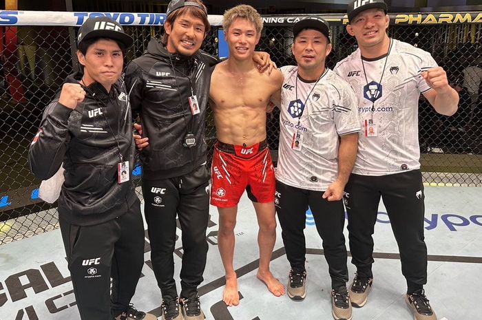 Juara Main Card UFC Vegas 93 di kelas terbang, Tatsuro Taira (Jepang) setelah berpose dengan tim setelah menaklukkan Alex Perez di UFC APEX, Las Vegas, Nevada, Amerika Serikat, Minggu (16/6/2024).