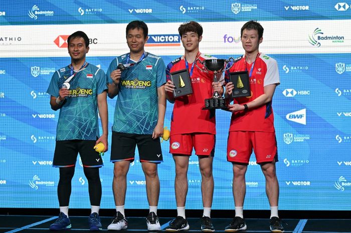 Pasangan ganda putra Indonesia, Mohammad Ahsan/Hendra Setiawan (jersey biru) di podium Australian Open 2024 bersama He Ji Ting/Ren Xiang Yu (China) di Sydney Olympic Park, Australia, Minggu (16/6/2024). 