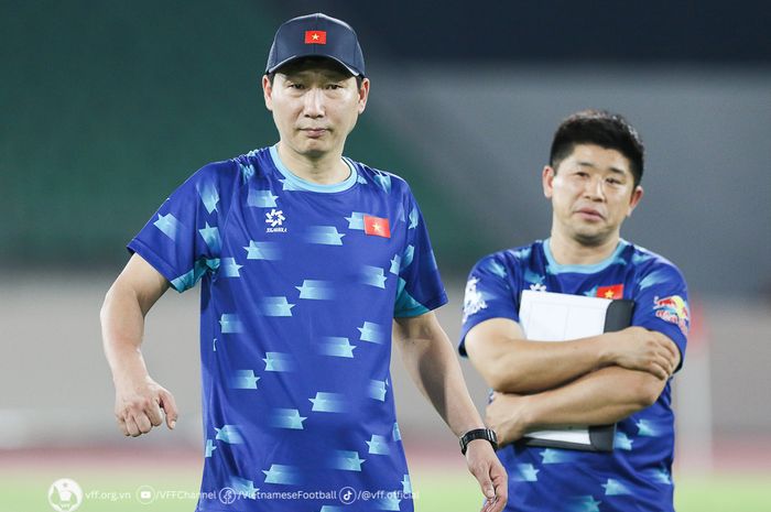 Pelatih Timnas Vietnam, Kim Sang-sik, bersama asistennya An Sung Wuk.