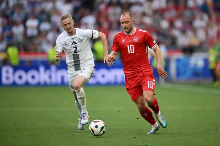 Gelandang Timnas Denmark, Christian Eriksen (kanan), tengah berebut bola dengan pemain Timnas Slovenia, yakni Zan Karnicnik (kiri), pada laga peradana Grup C Euro 2024.